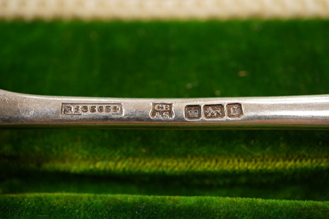 A cased pair of Edwardian silver serving spoons, Cooper Brothers & Sons, Sheffield, 1906, 21.8cm, 5.4oz.